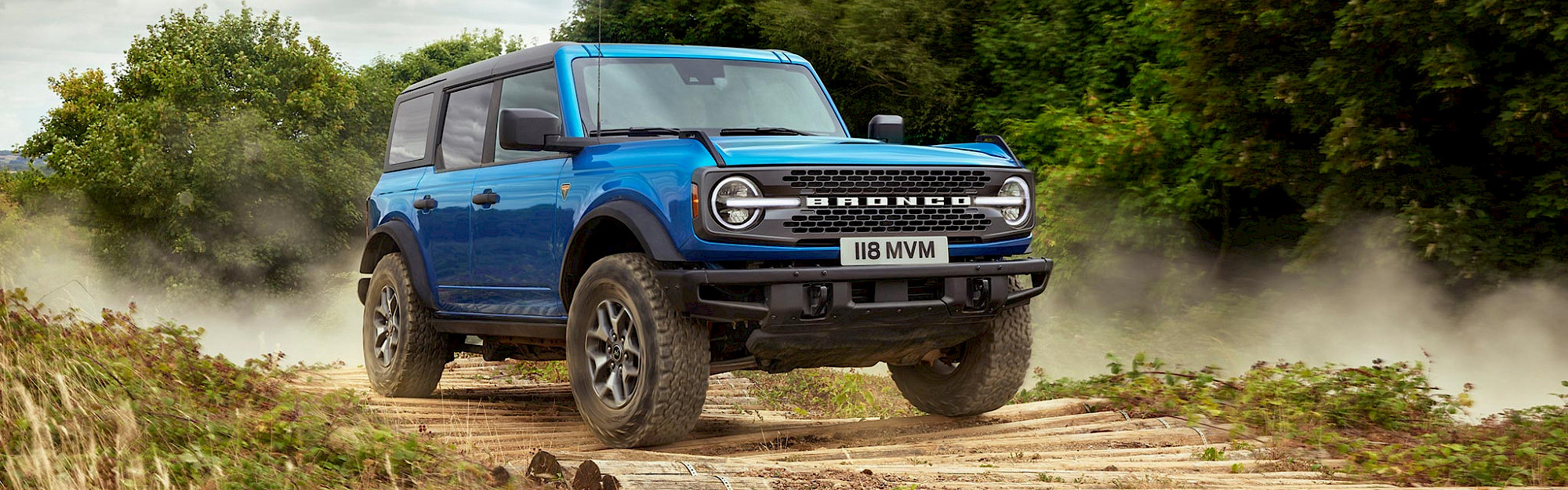 Ford Bronco halad a földes úton