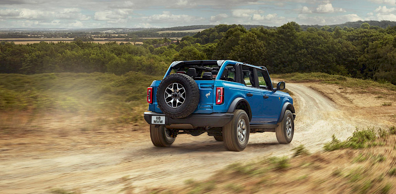 Ford Bronco halad a földes úton