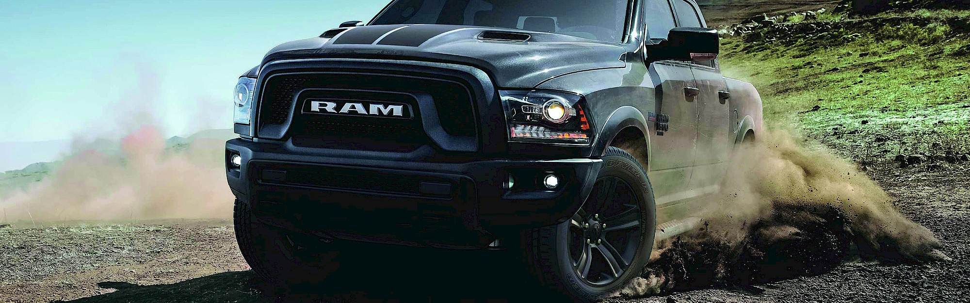 RAM 1500 halad a földes úton