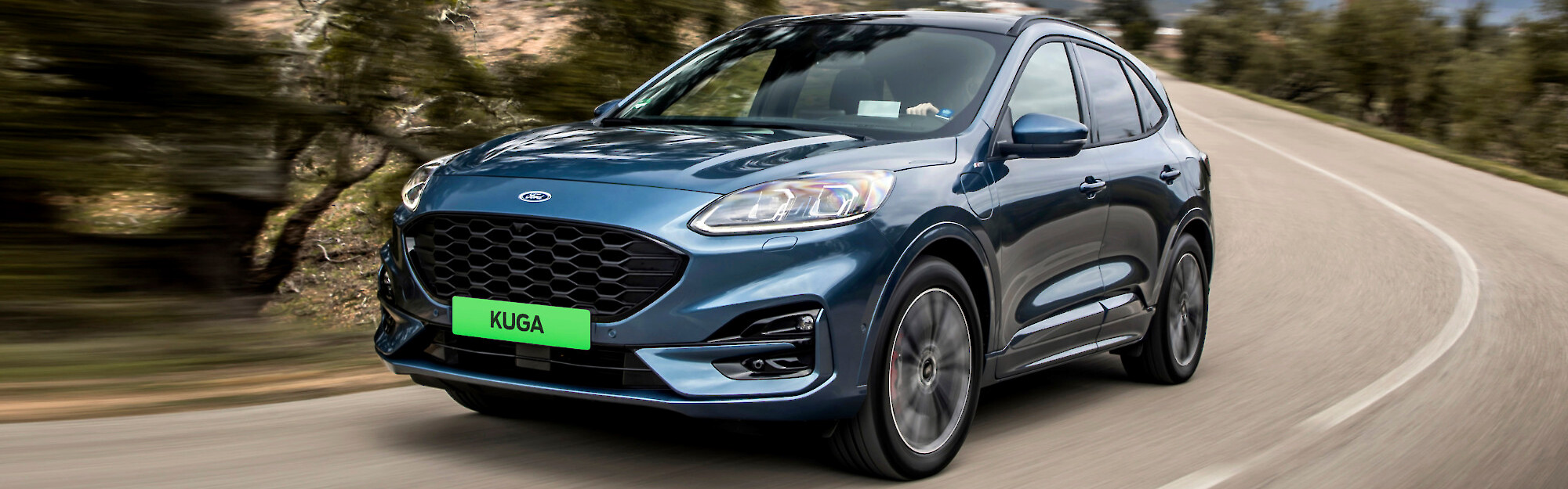 Ford Kuga halad az úton