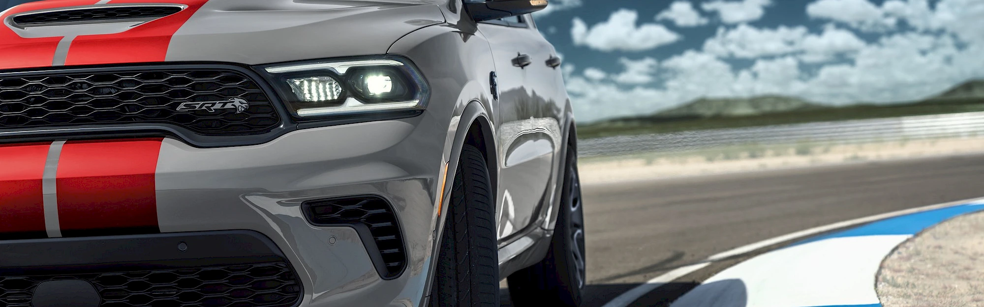 Dodge Durango halad a versenypályán