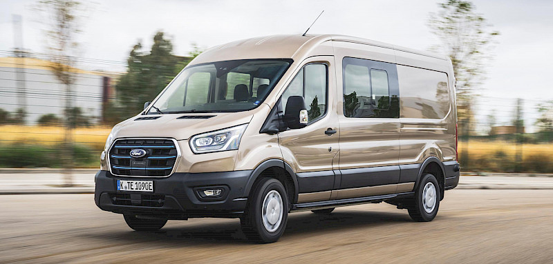 Ford Transit Van halad az úton