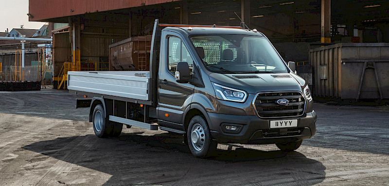 Ford Transit Alváz áll a gazdaságban