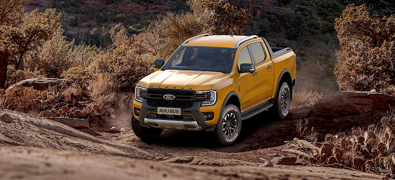 Ford Ranger halad a földes úton