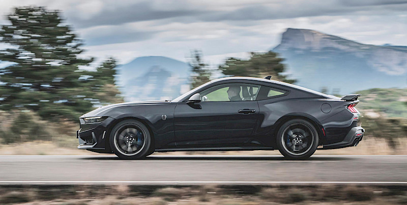 Ford Mustang halad az úton