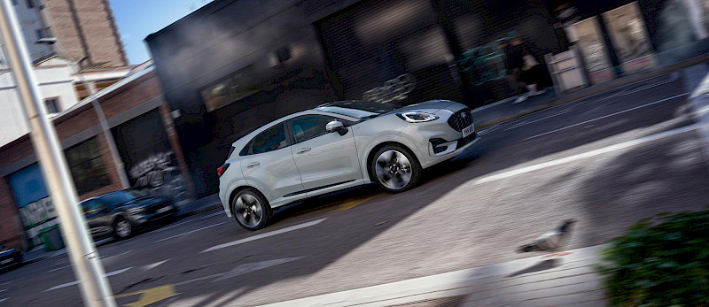 Ford Puma halad az úton