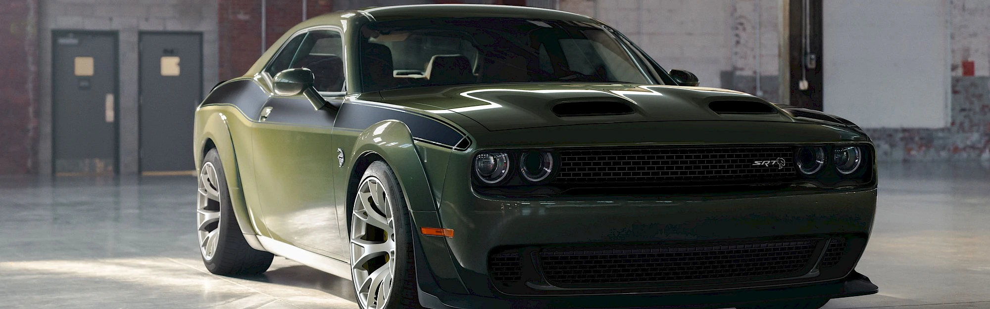 Dodge Challanger Hellcat Jailbreak modell parkol a hangárban