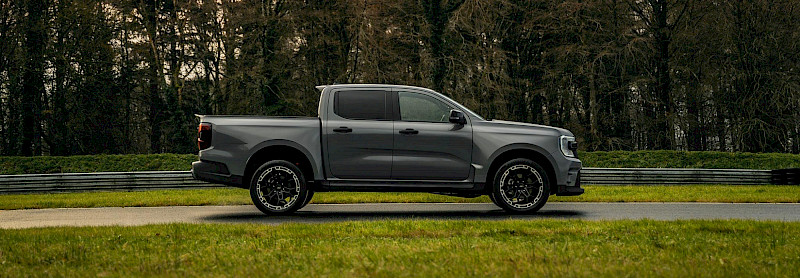 Ford Ranger MS-RT profilból fotózva áll a versenypályán