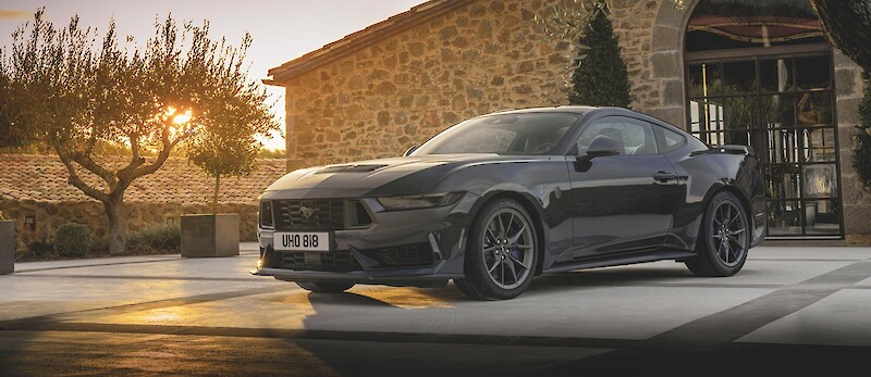 Ford Mustang Dark Horse modell áll a naplementében