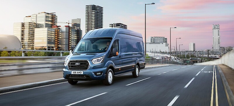 Ford Transit halad a modern városi gyorsforgalmi úton