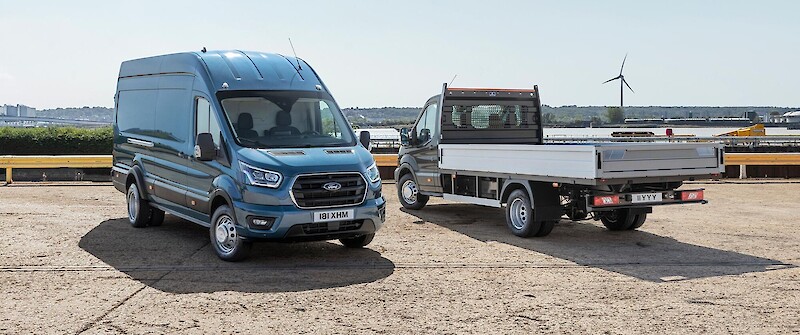 Ford Transit áruszállító és Transit alváz parkol a kikötőben