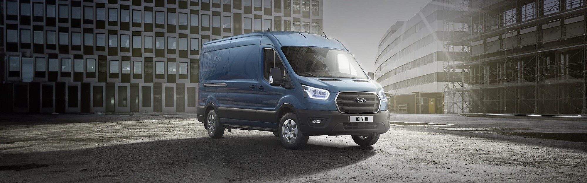 Ford Transit modell áll az irodaépületek előtt