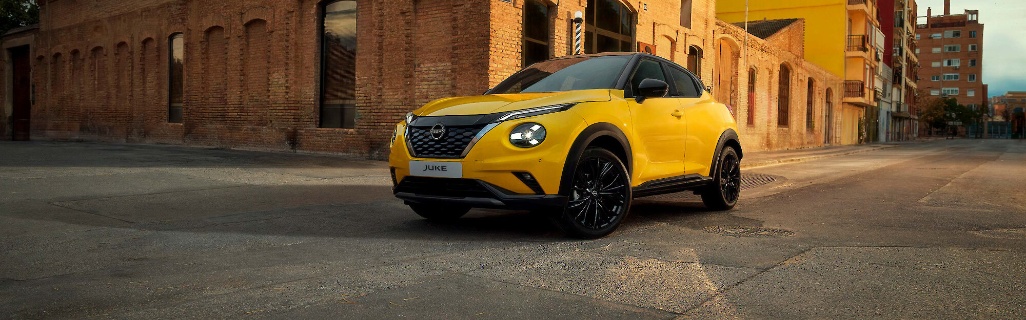 Nissan Juke áll a városi téren