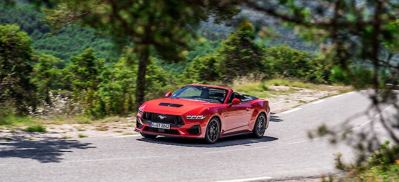 Ford Mustang Convertible modell halad az úton