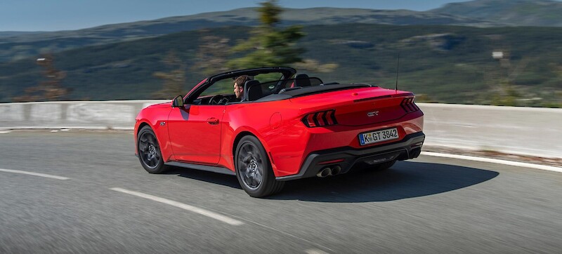 Ford Mustang Convertible halad a szerpentínen