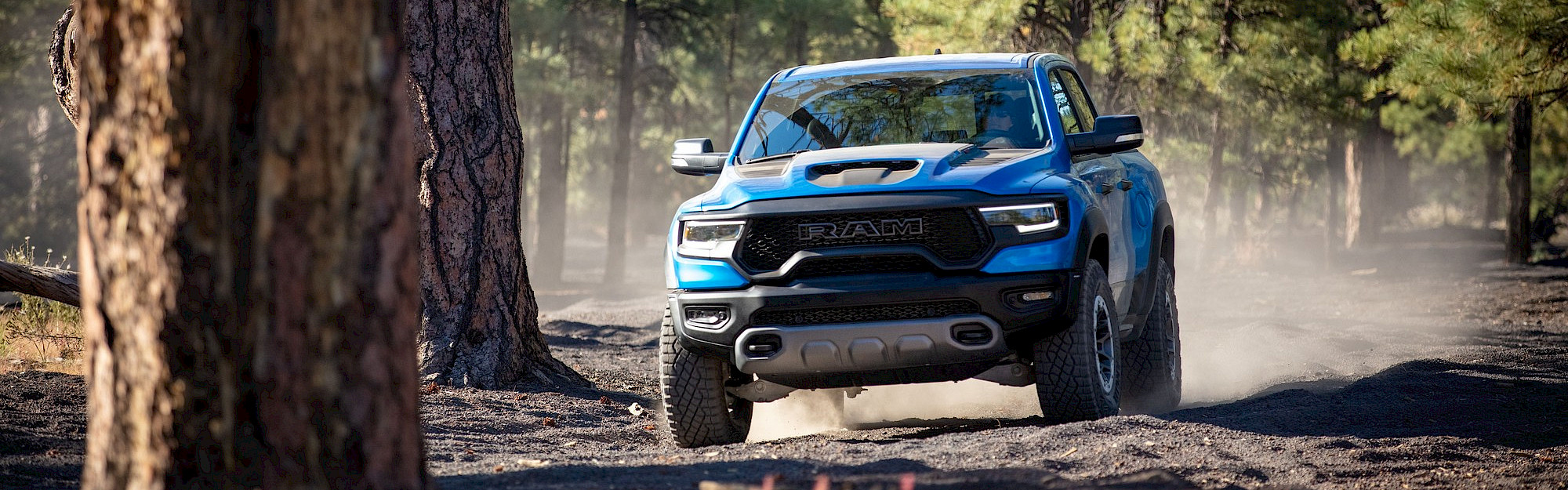 RAM 1500 TRX halad az erdei úton