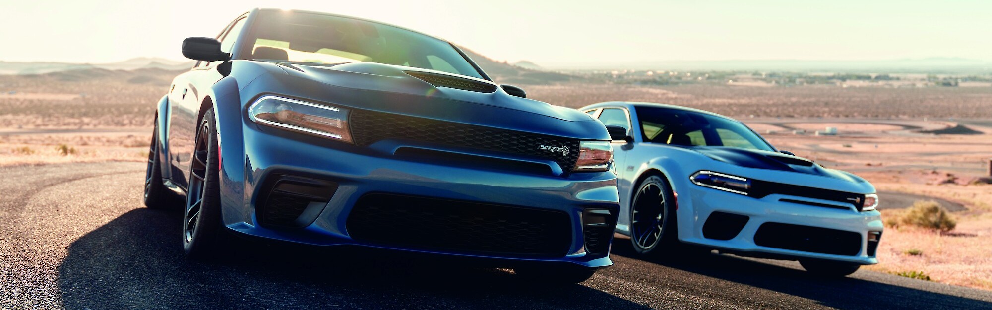 Dodge Charger modellek haladnak a versenypályán