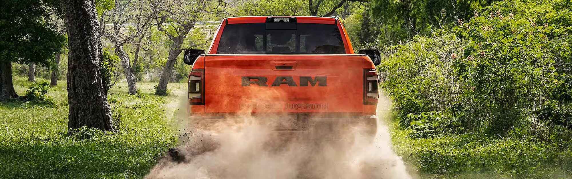 RAM 2500 halad az erdei úton