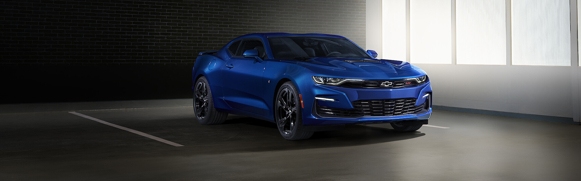 Chevrolet Camaro áll a hangárban