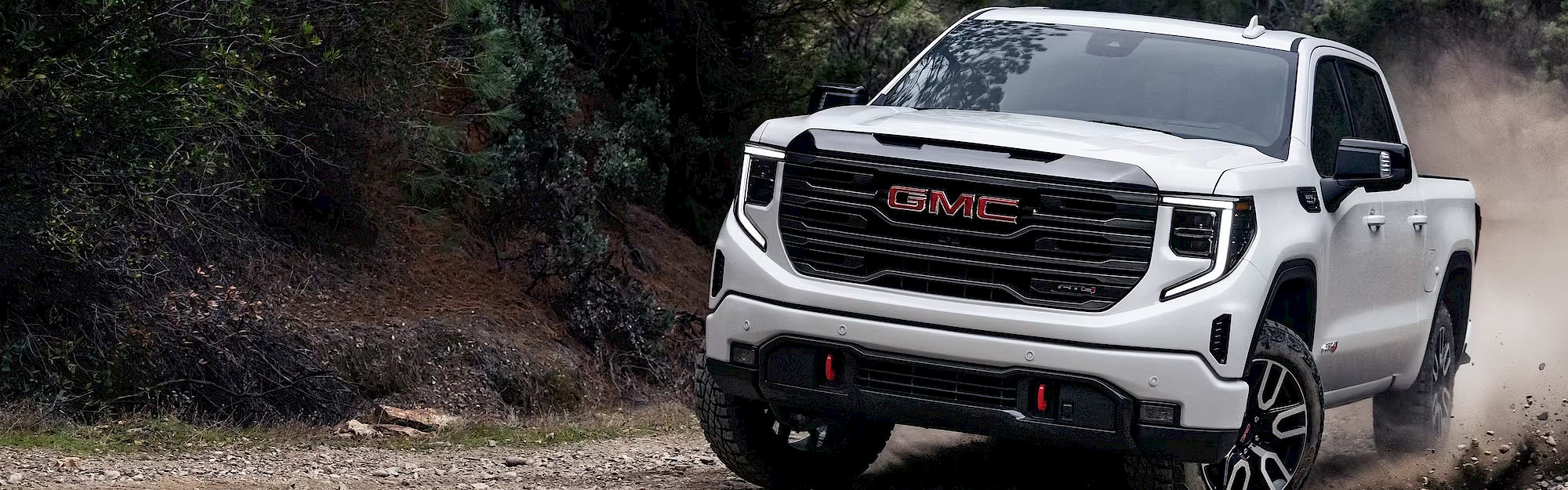 GMC Sierra halad a földes úton