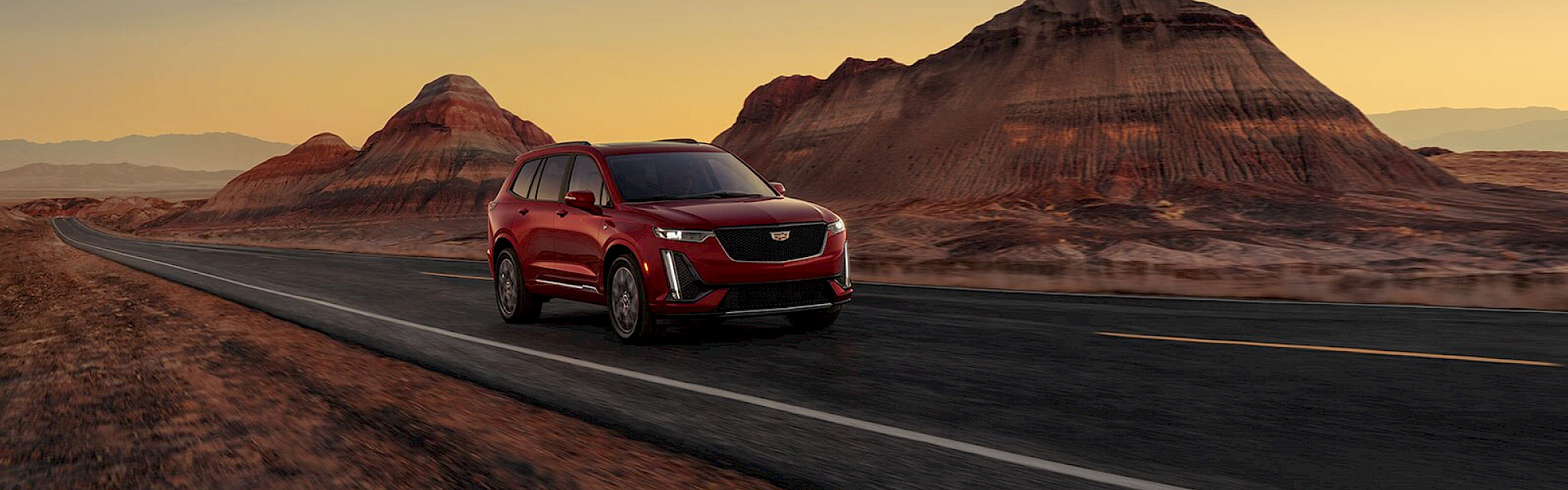 Cadillac XT6 halad a sivatagban egy úton