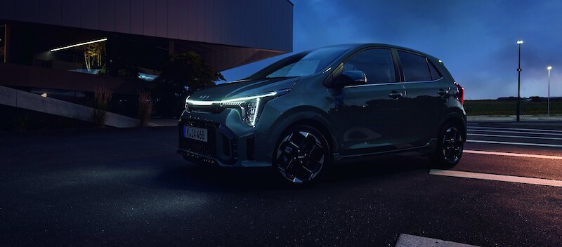 Kia Picanto GT Line modell áll a sötétedő városi úton