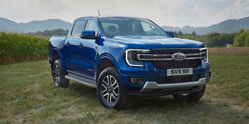 Ford Ranger Limited áll a kukoricás előtt