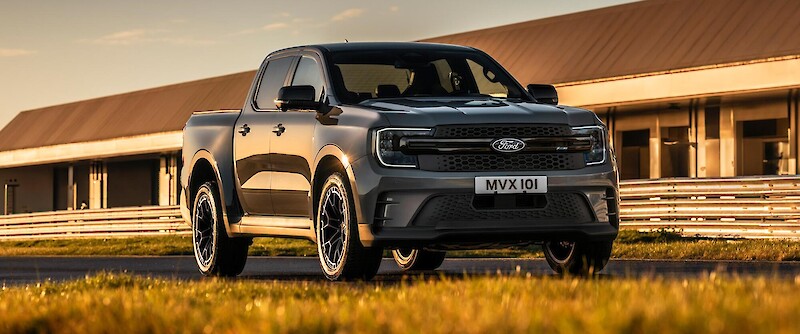 Ford Ranger MS-RT áll a versenypályán