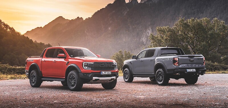 Ford Ranger Raptor modellek állnak a hegyvidéken