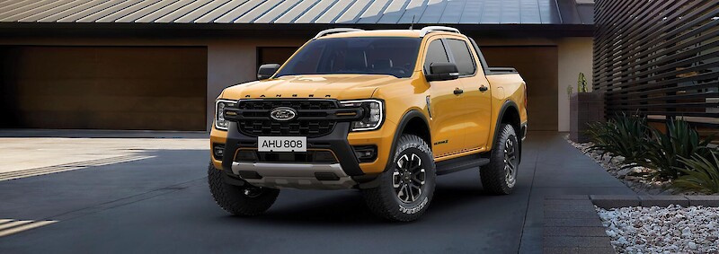 Ford Ranger WildtrakX áll a garázs előtt