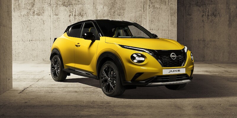 Nissan Juke áll a fal előtt