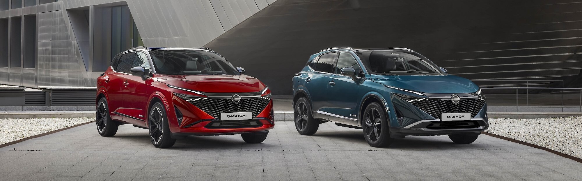 Új Nissan Qashqai modellek állnak a modern épület előtt