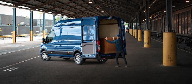 Ford Transit halad az építkezésen