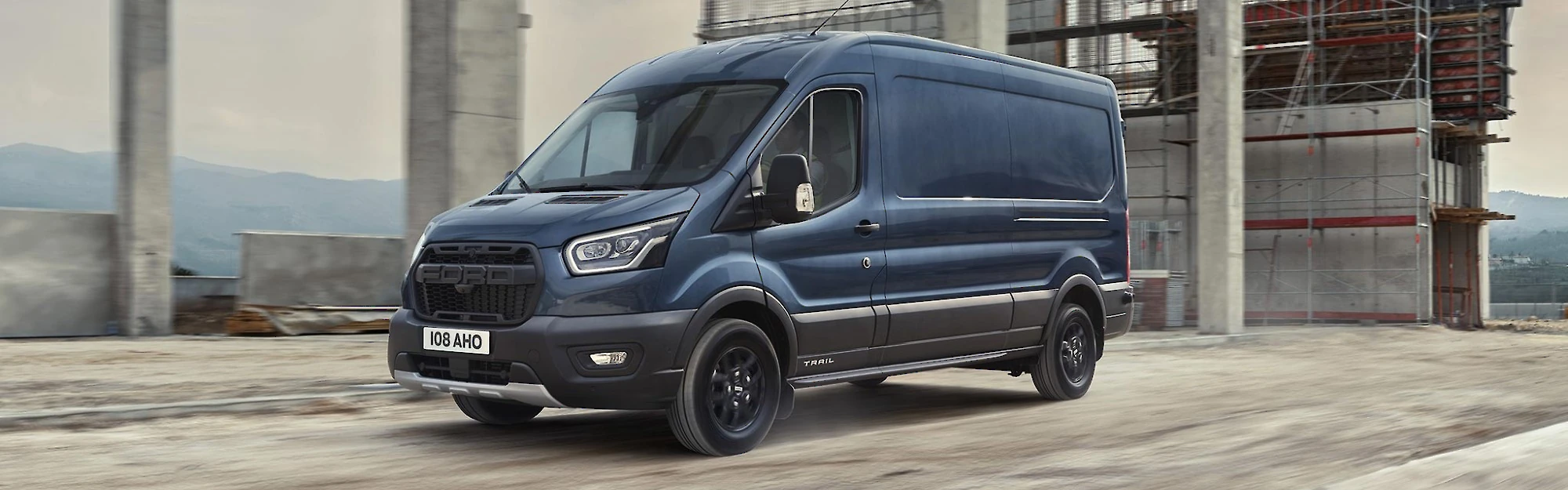 Ford Transit halad az építkezésen