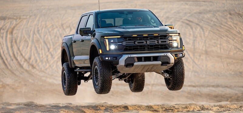 Ford F-150 Raptor ugrat a sivatagban