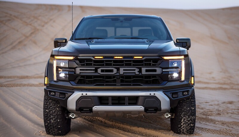 Ford F-150 Raptor szemből fotózva áll a sivatagban