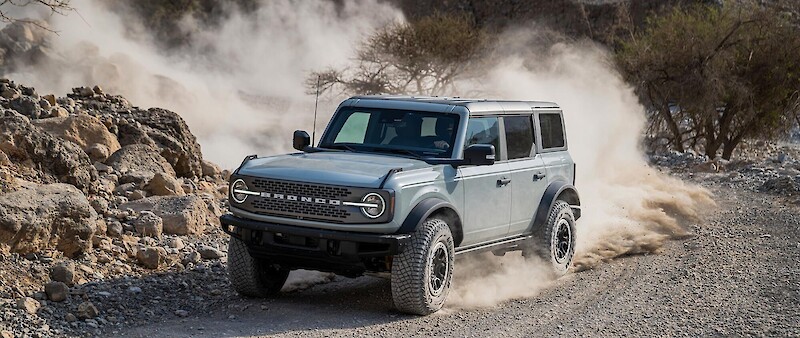 Ford Bronco halad a murvás úton