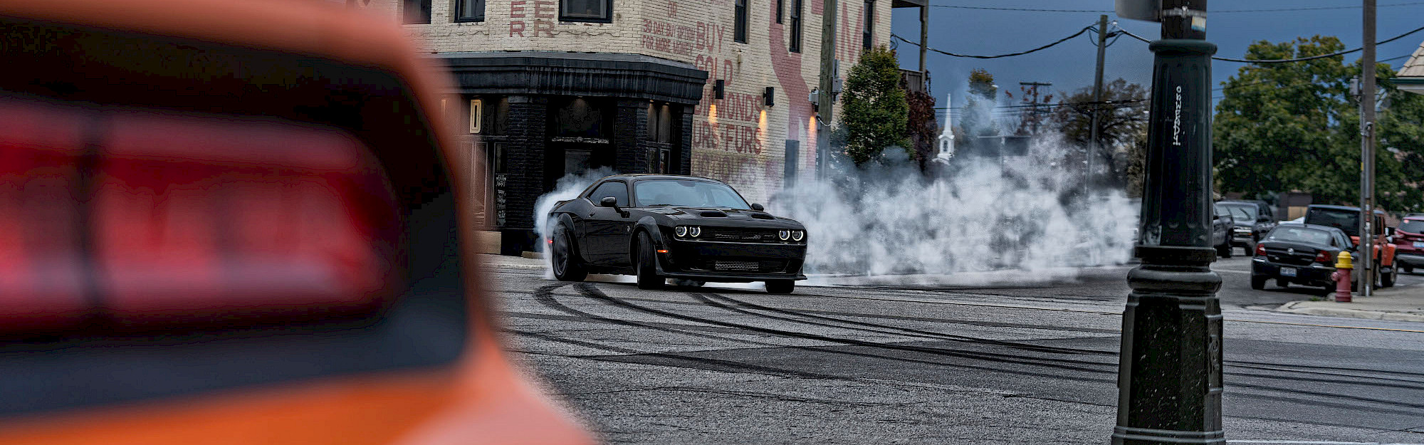 Dodge Challenger driftel a városban